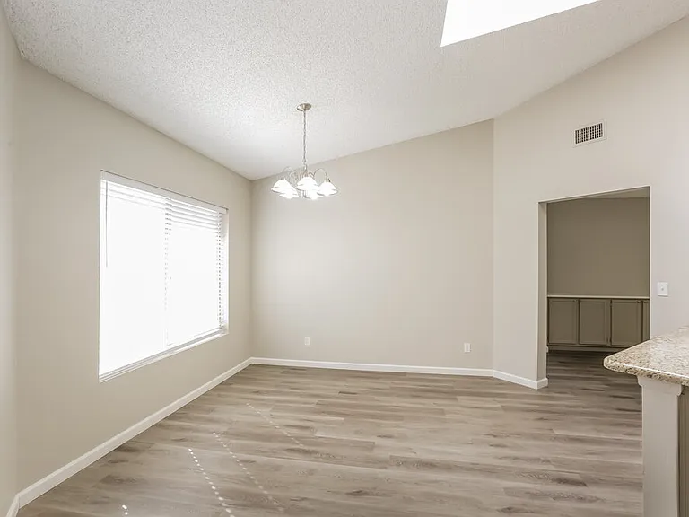 2732 W Gila Ln — Photo 7