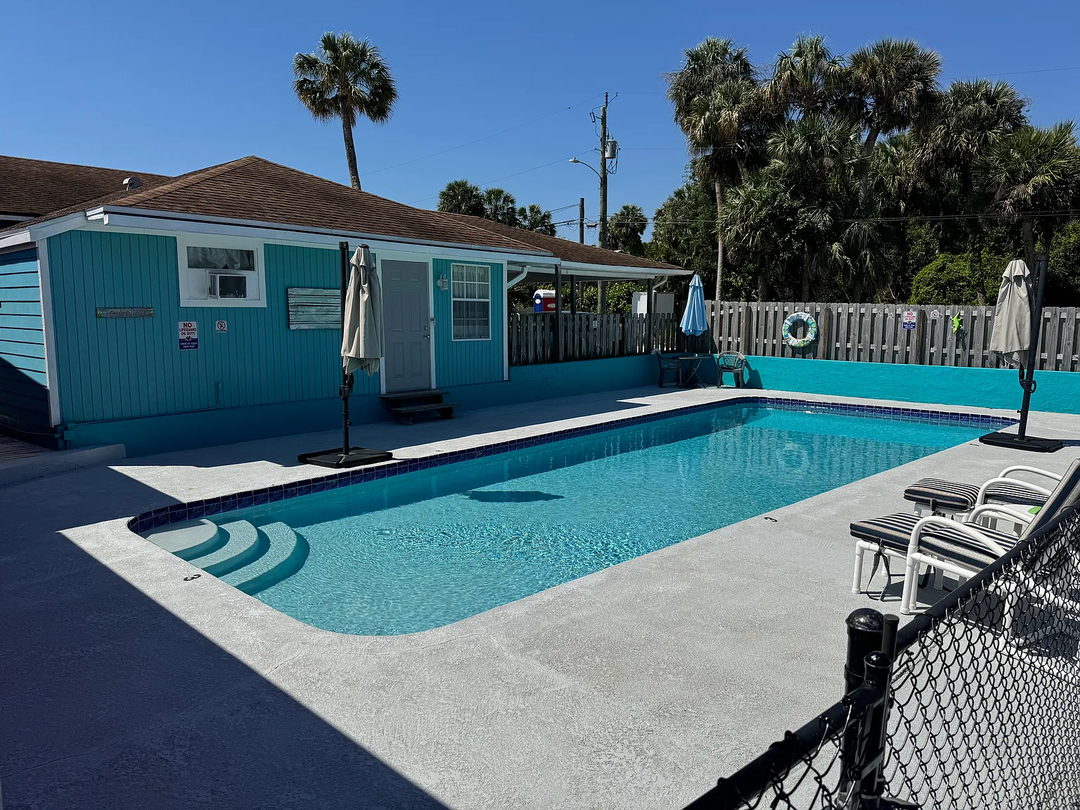 2593 NE Palm Ave — Photo 2