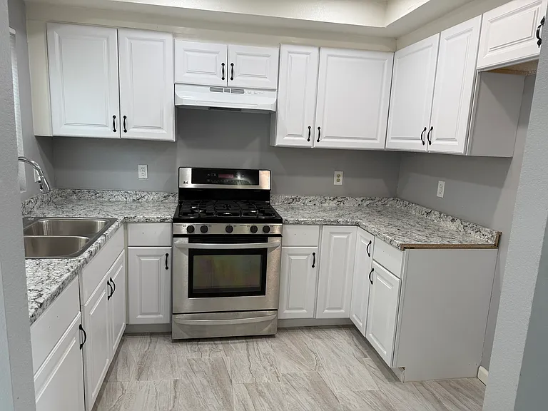 2255 E Sunrise Ln #B — Photo 11