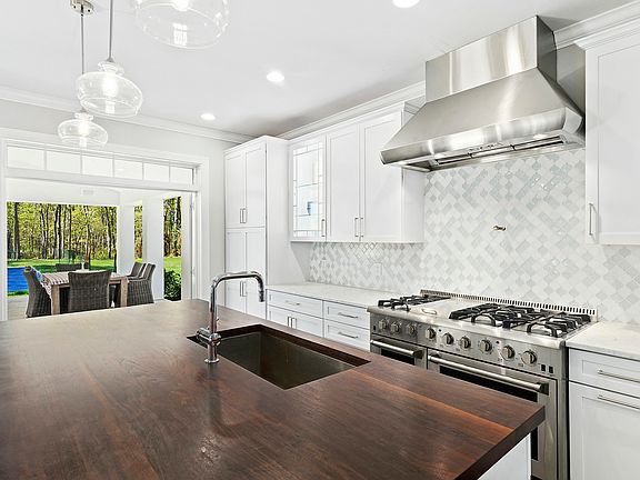4th image of 123 Sag Harbor Tpke #Eh