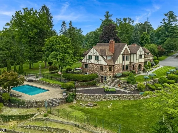 3 Manrodt Ct, Kinnelon Boro, NJ 07405