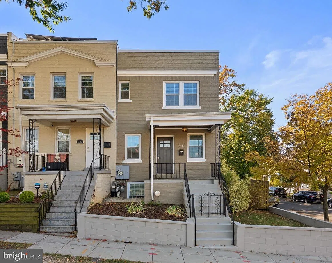1201 Queen St NE — Photo 1