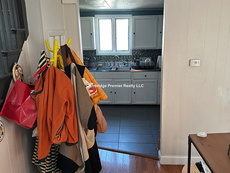 85R Glen St — Photo 2