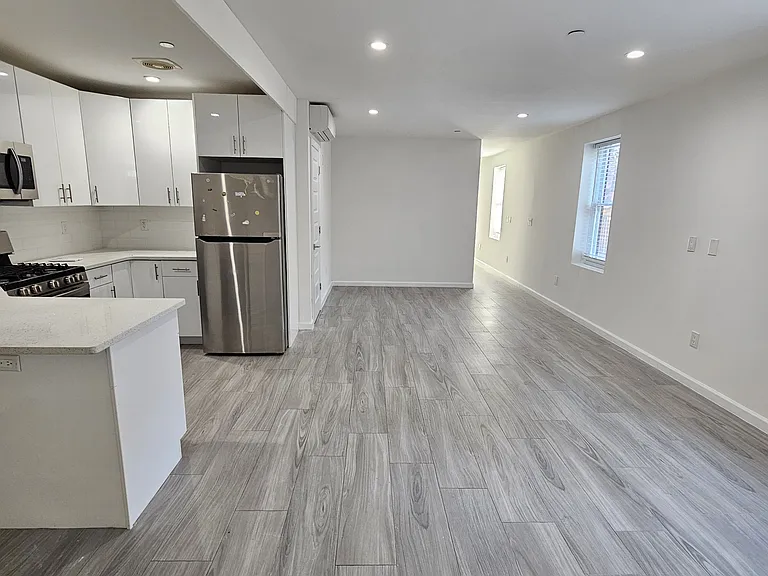 2655 E 23rd St #3 — Photo 2