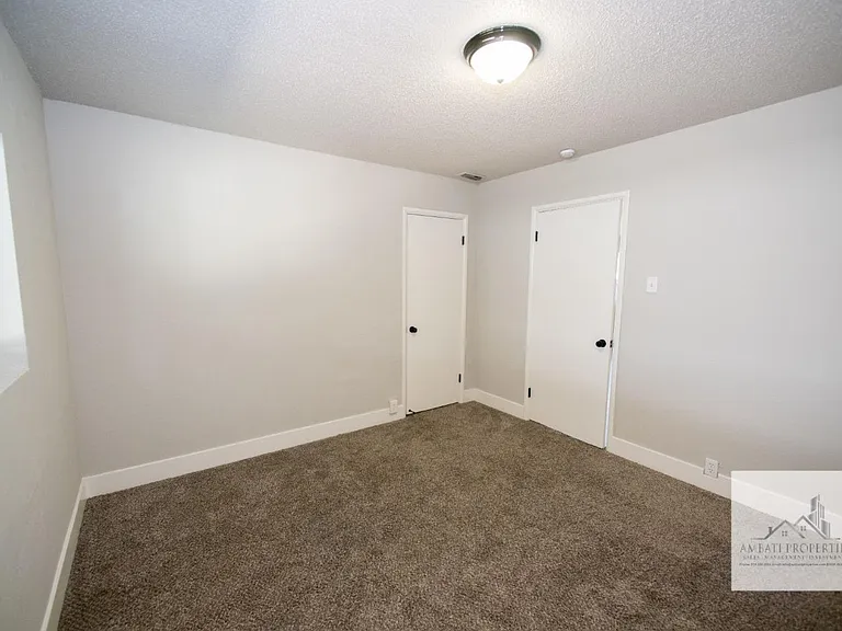 1136 E Griffith Way — Photo 13