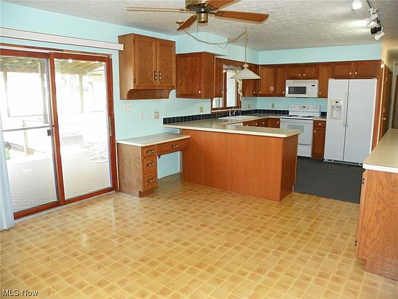 5th image of 296 Bruce Dr