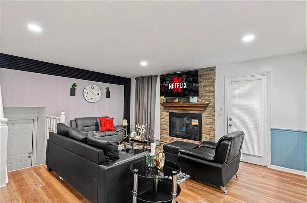6 bed, 4.0 bath, 2570 sqft, $3,700 — Photo 4