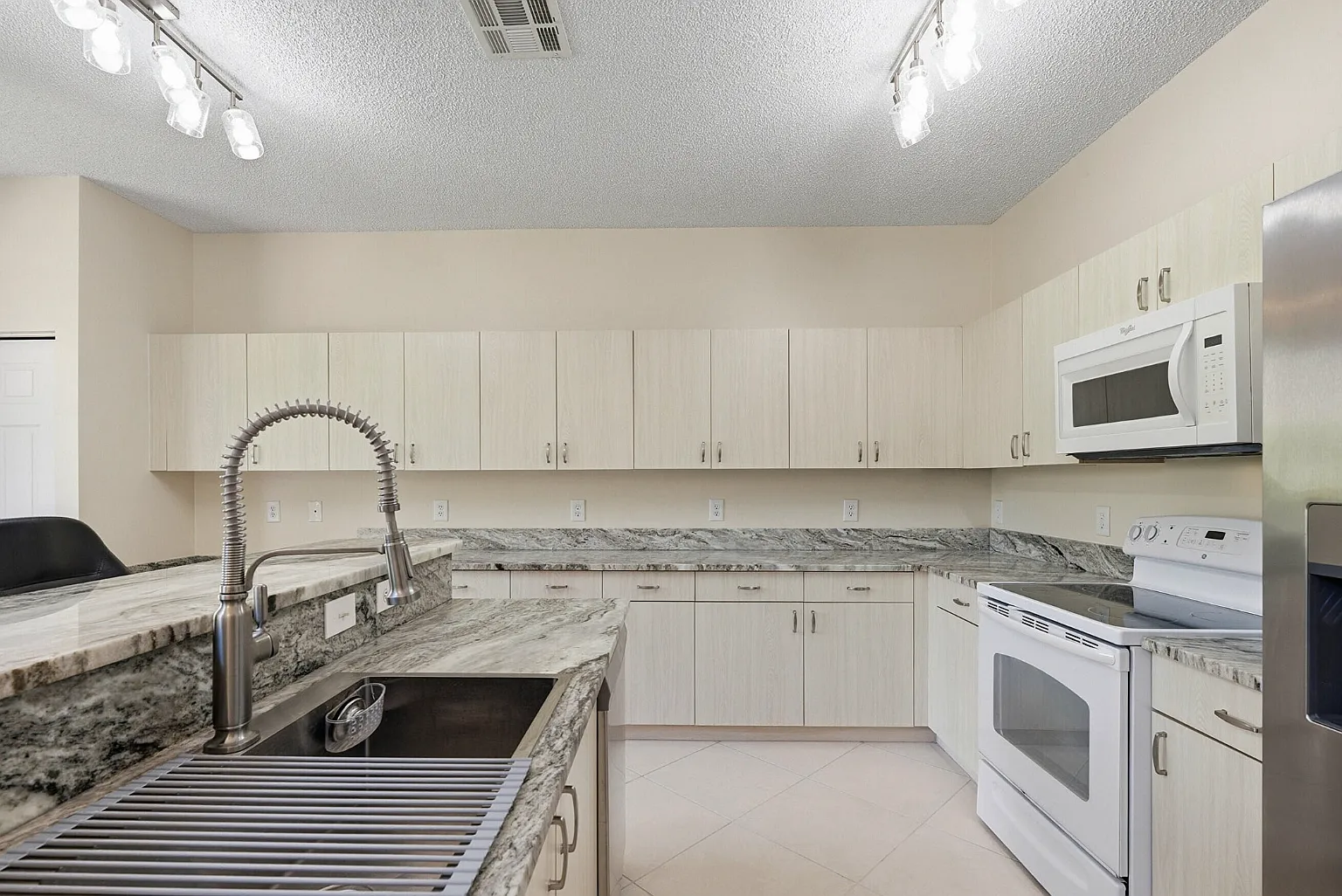 4 bed, 2330 sqft, $4,700 — Photo 1