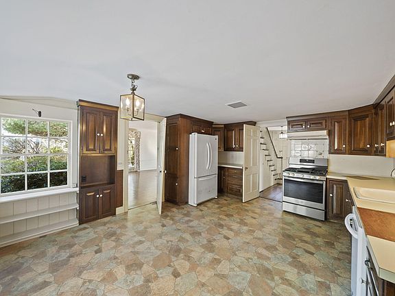 4th image of 18 Winfield Lane