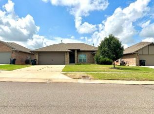 712 Manhattan Dr, Moore, OK 73160