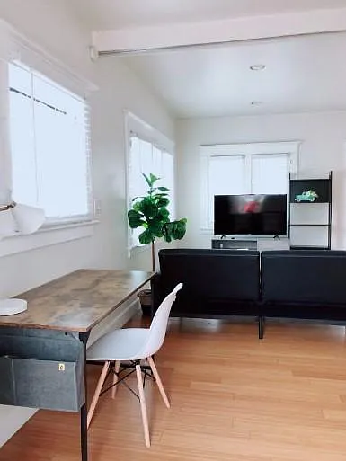 1541 Berkeley St #C — Photo 9