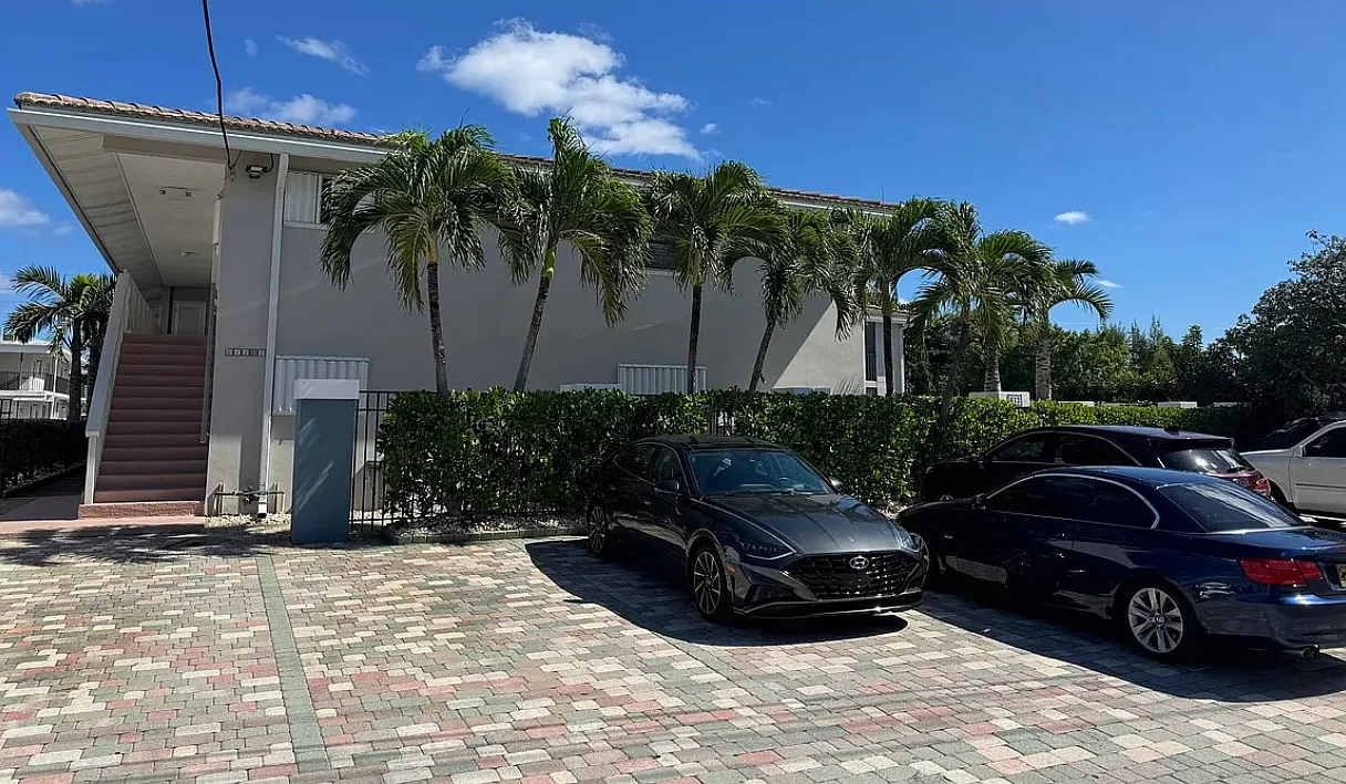 1 bed, 1.5 bath, 1000 sqft, $2,500 — Photo 1