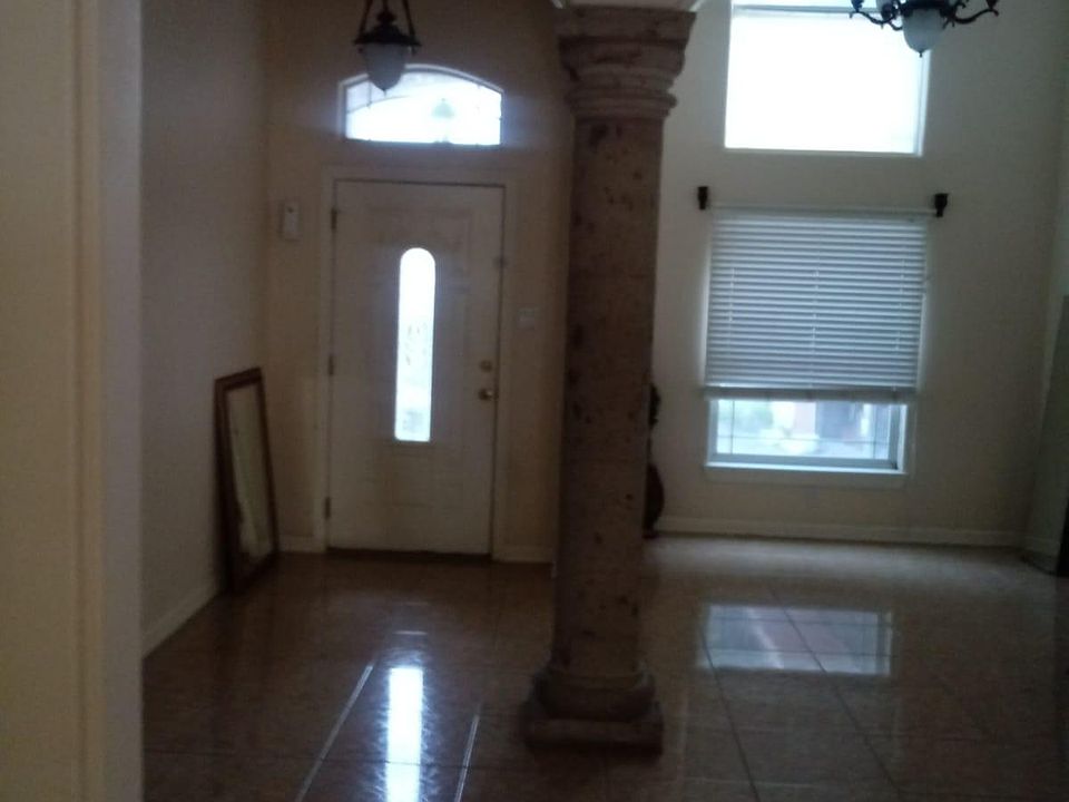1st image of 921 Lion Dr