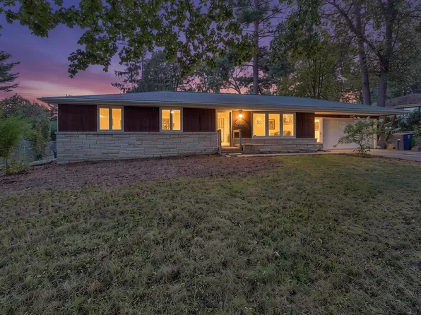 1669 Forest Glen Dr, Green Bay, WI 54304