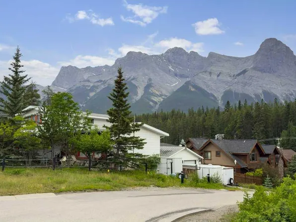 18 NE Macdonald Pl, Canmore, AB T1W 2N1