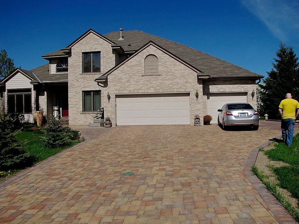 2nd image of 3243 Red Oak Dr