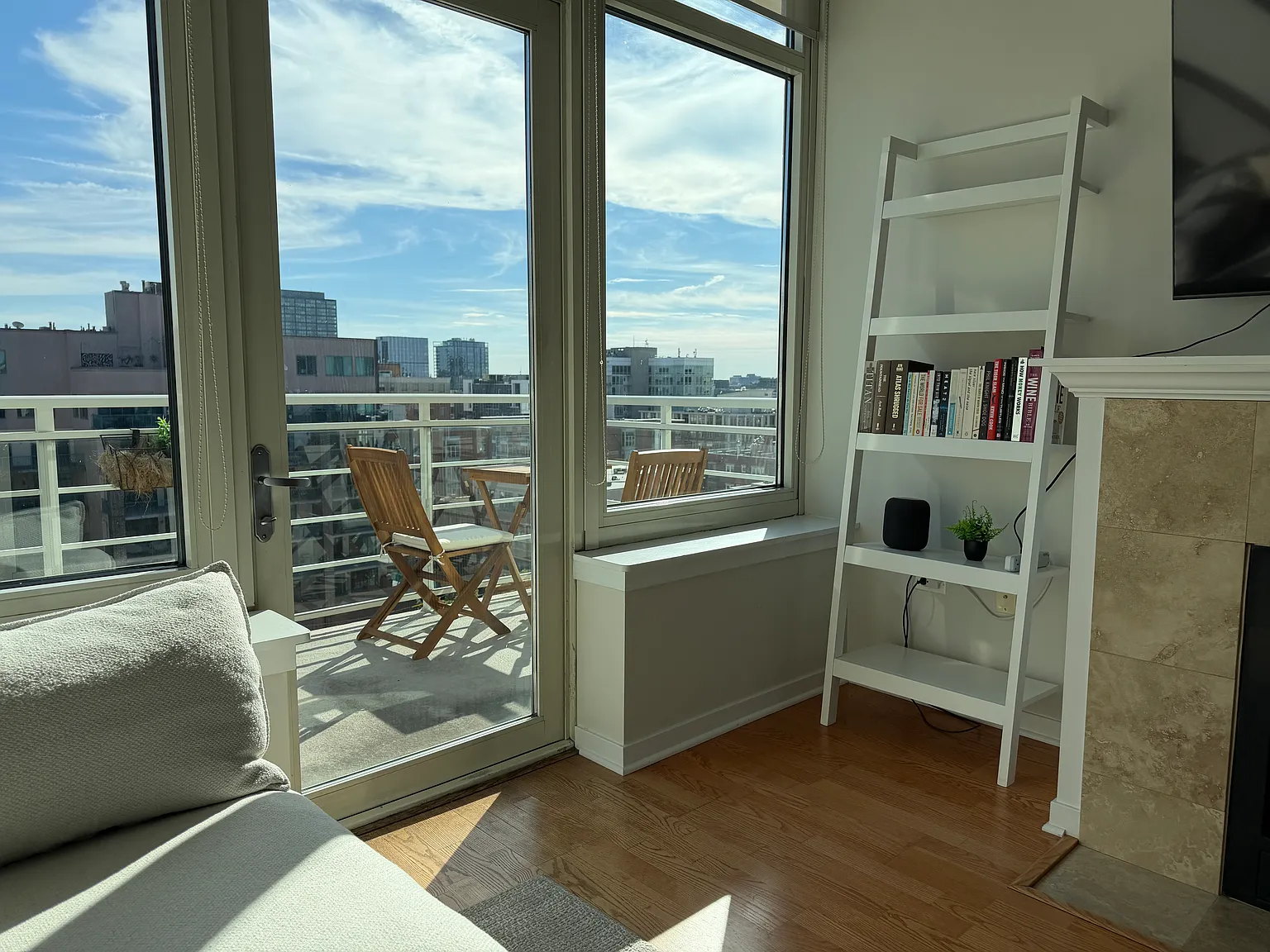 1 bed, 764 sqft, $3,300 — Photo 2