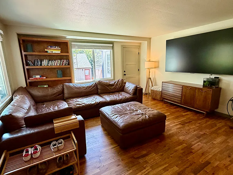 369 W D St — Photo 10