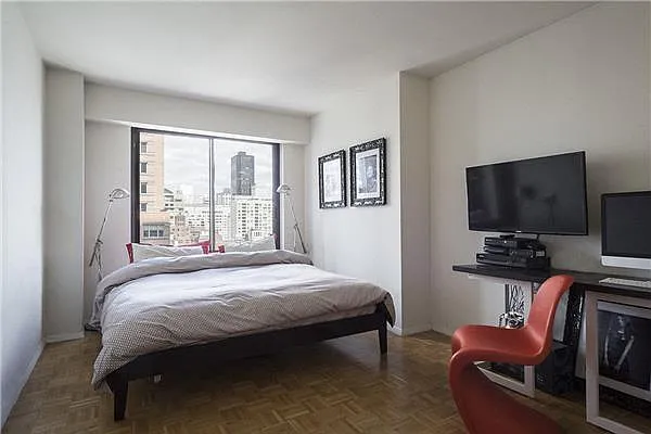 Sold by R New York | media 10