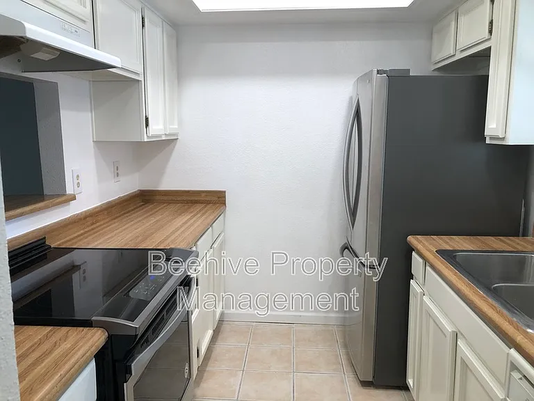 302 N Sycamore #19 — Photo 3