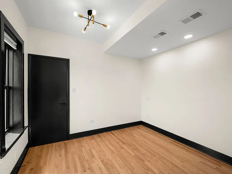 1481 W Erie St #4R — Photo 11