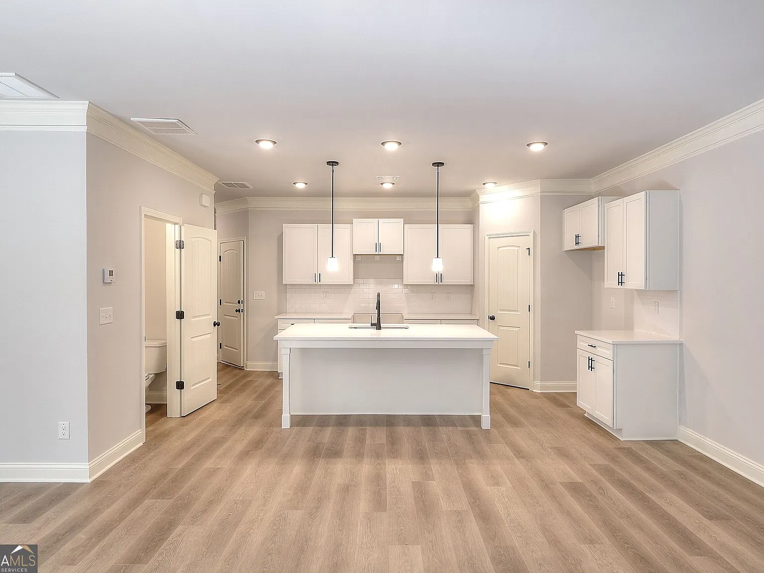 3 bed, 2.5 bath, 1660 sqft, $2,200 — Photo 4