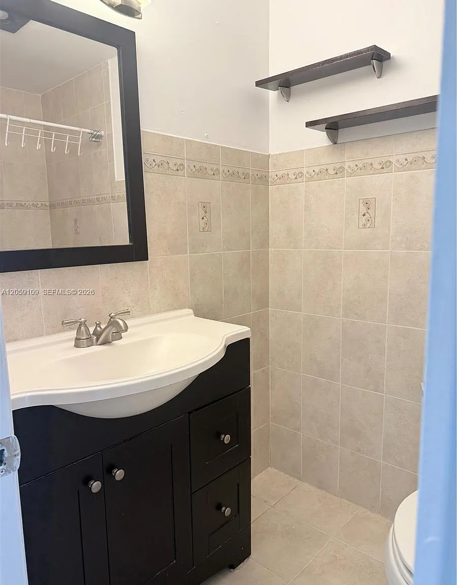 4 bed, 2.0 bath, $3,800 — Photo 4