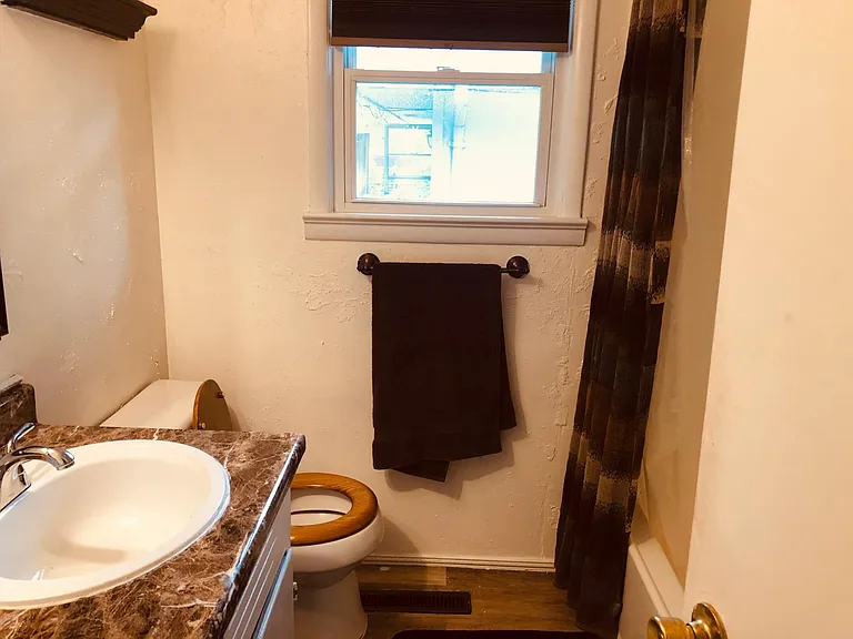 Full bath with tub/shower and towels