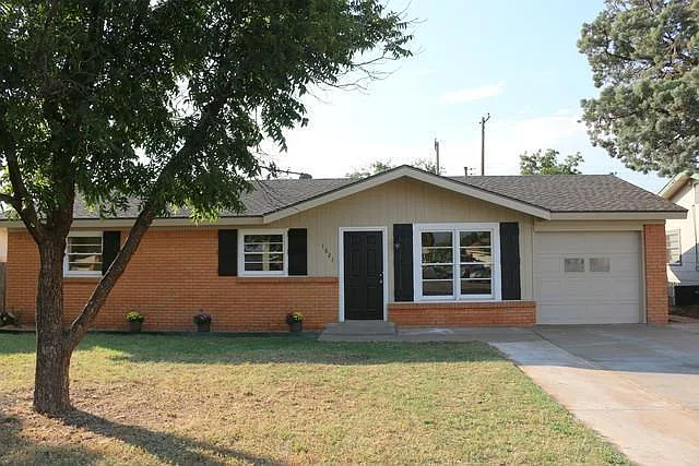 3 bed, 2.0 bath, 1450 sqft, $1,200 — Photo 2