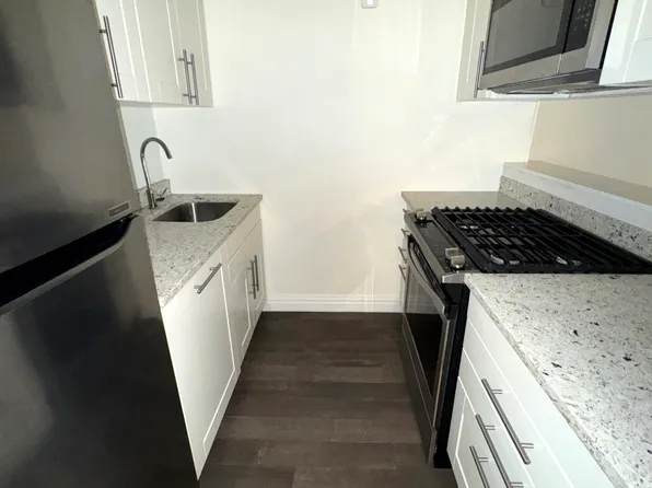 280 Rector Place image 4 of 17