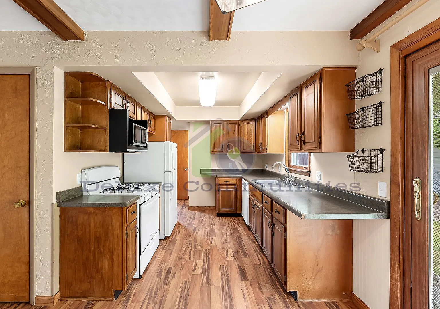 Charming 3 Bedroom 1.5 Bath — Photo 1
