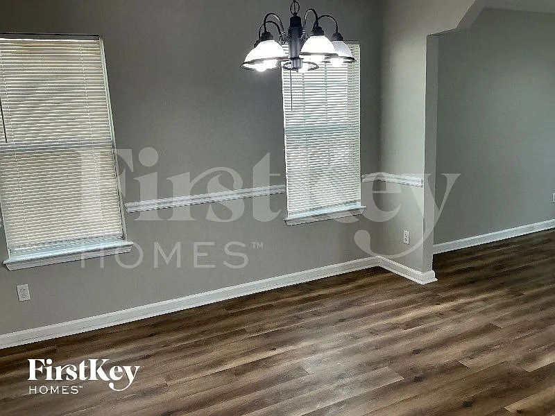 4 bed, 2.5 bath, 2037 sqft, $2,385 — Photo 2