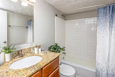 Lansdowne Grove Apartments — Photo 32