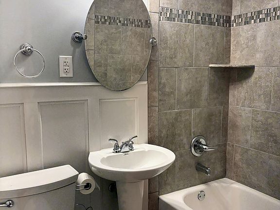 5th image of 7 Loganberry Cir