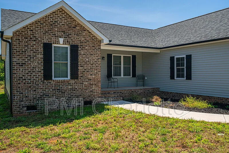 3 bed, 2.0 bath, 1359 sqft, $1,800 — Photo 3