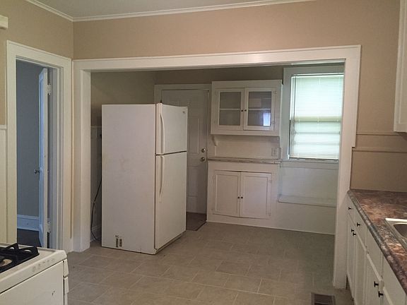 4th image of 135 College St