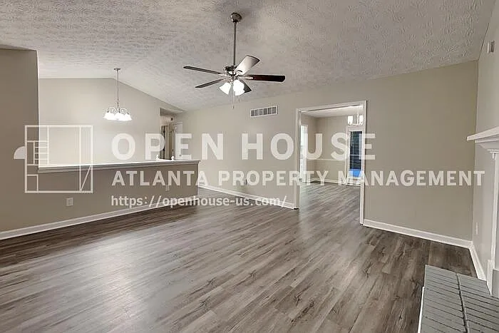 3 bed, 2.0 bath, 1436 sqft, $2,195 — Photo 3