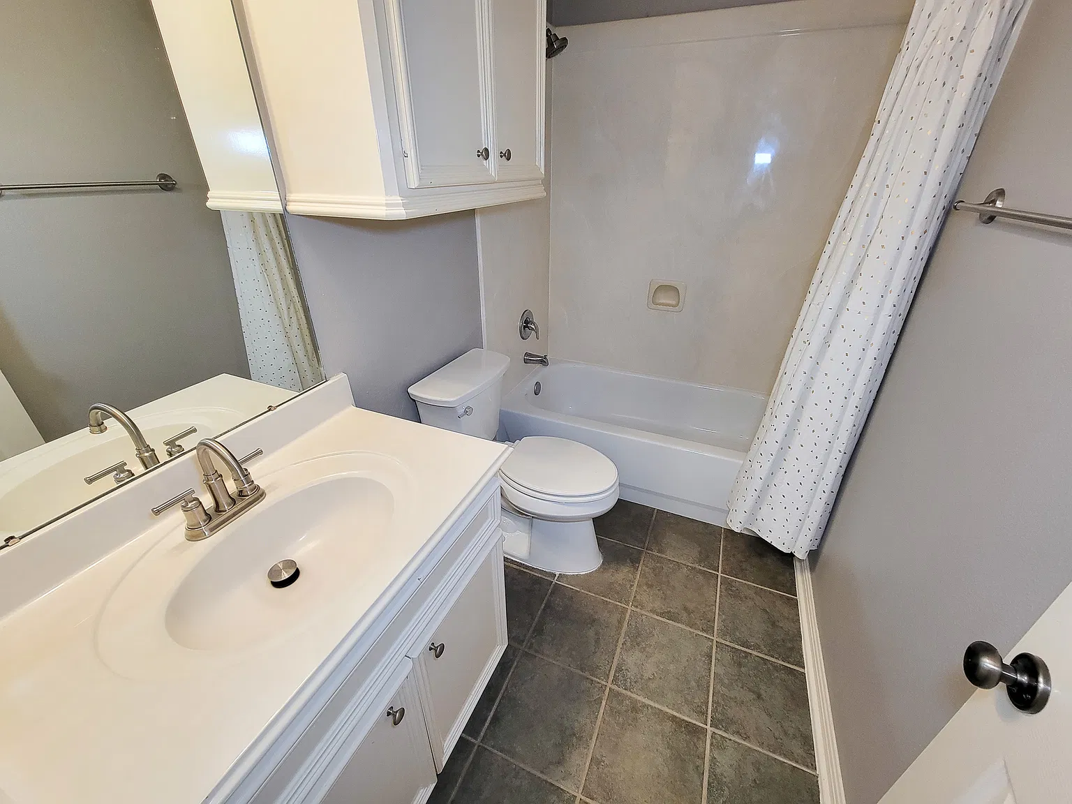 3 bed, 1957 sqft, $2,100 — Photo 4