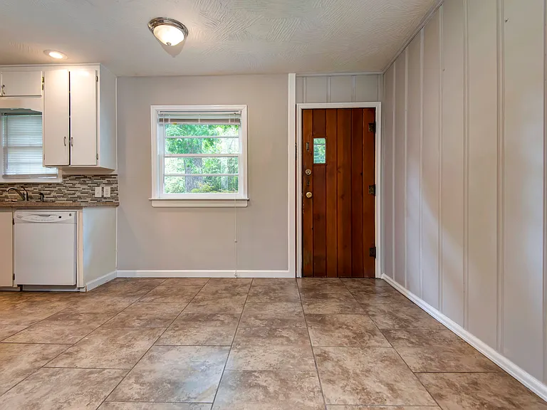 828 S Rogers Ave — Photo 2
