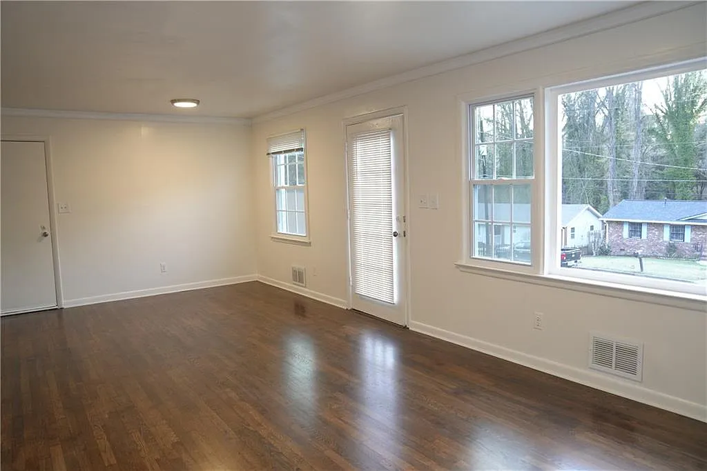 5 bed, 2.0 bath, 2000 sqft, $2,500 — Photo 3
