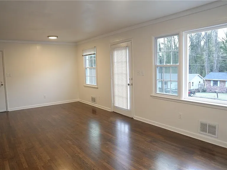 1336 Willow Trl SW — Photo 2