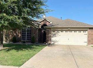 917 Chestnut Ln, Saginaw, TX 76179
