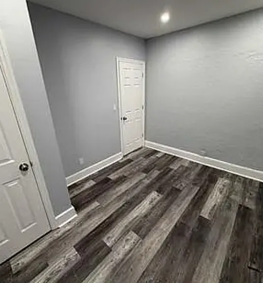 400 Leslie St — Photo 6