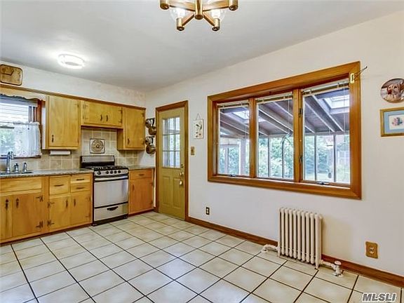 5th image of 102 Beechwood St