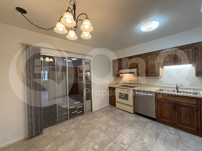 3930 N Stone Ave — Photo 4