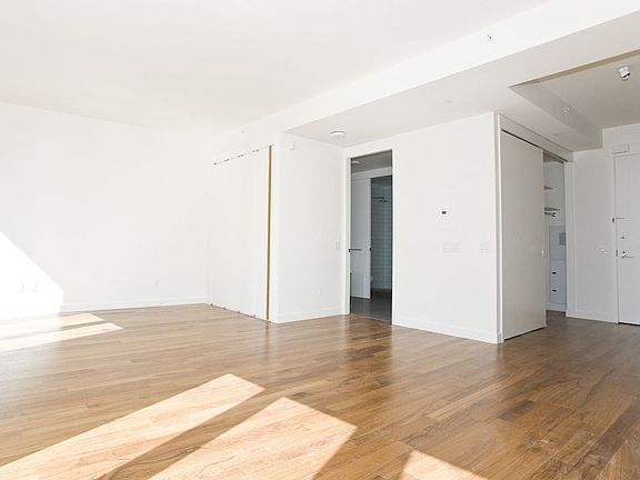 2nd image of 15 William St #26D1