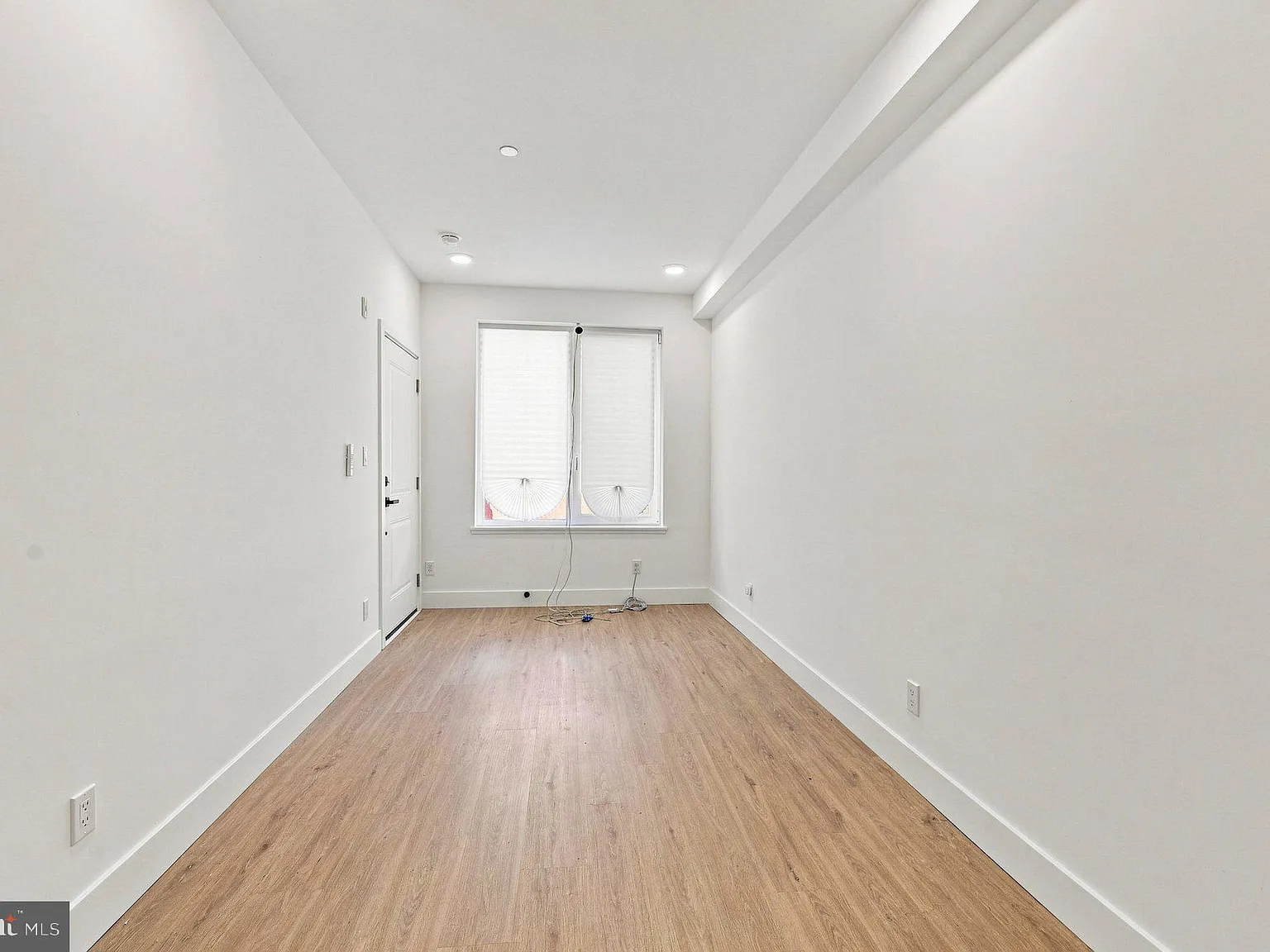3 bed, 2.0 bath, 1964 sqft, $2,290 — Photo 3