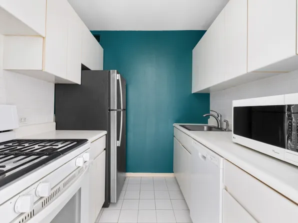 250 South End Avenue image 3 of 4