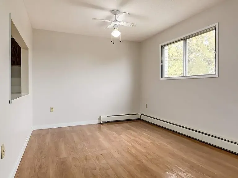 2526 Thompson Cres SE — Photo 10