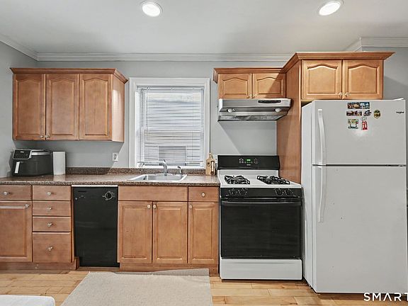 3rd image of 211 Main St APT 3A
